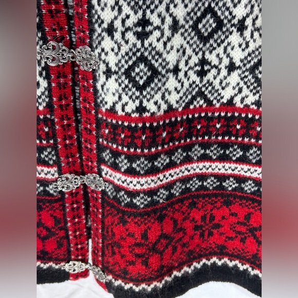 Cambridge Wool Sweater Christmas Fair Isle Red Black Silver Clasp Size Medium - Picture 7 of 12